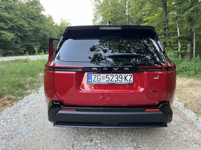 Vozili smo SUV koji bri&scaron;e granice: Obiteljski automobil ili moćna sportska zvijer?