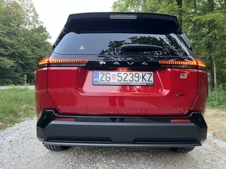 Vozili smo SUV koji bri&scaron;e granice: Obiteljski automobil ili moćna sportska zvijer?