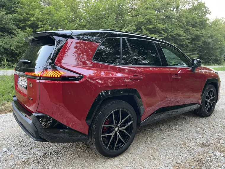 Vozili smo SUV koji bri&scaron;e granice: Obiteljski automobil ili moćna sportska zvijer?