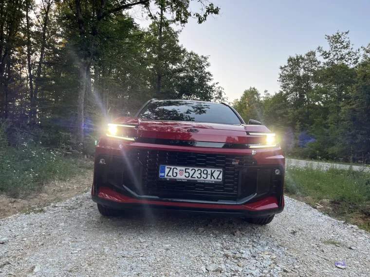 Vozili smo SUV koji bri&scaron;e granice: Obiteljski automobil ili moćna sportska zvijer?