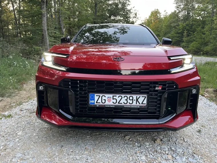 Vozili smo SUV koji bri&scaron;e granice: Obiteljski automobil ili moćna sportska zvijer?