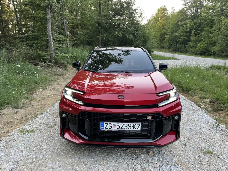 Vozili smo SUV koji bri&scaron;e granice: Obiteljski automobil ili moćna sportska zvijer?