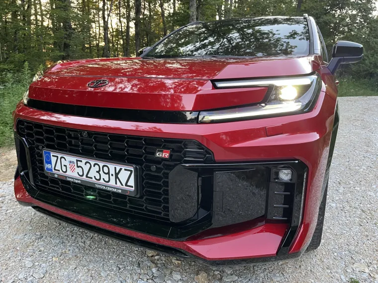 Vozili smo SUV koji bri&scaron;e granice: Obiteljski automobil ili moćna sportska zvijer?