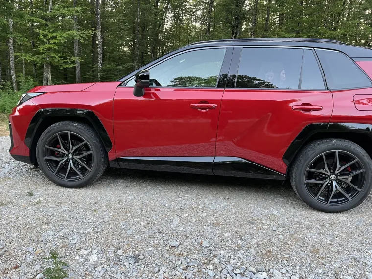 Vozili smo SUV koji bri&scaron;e granice: Obiteljski automobil ili moćna sportska zvijer?