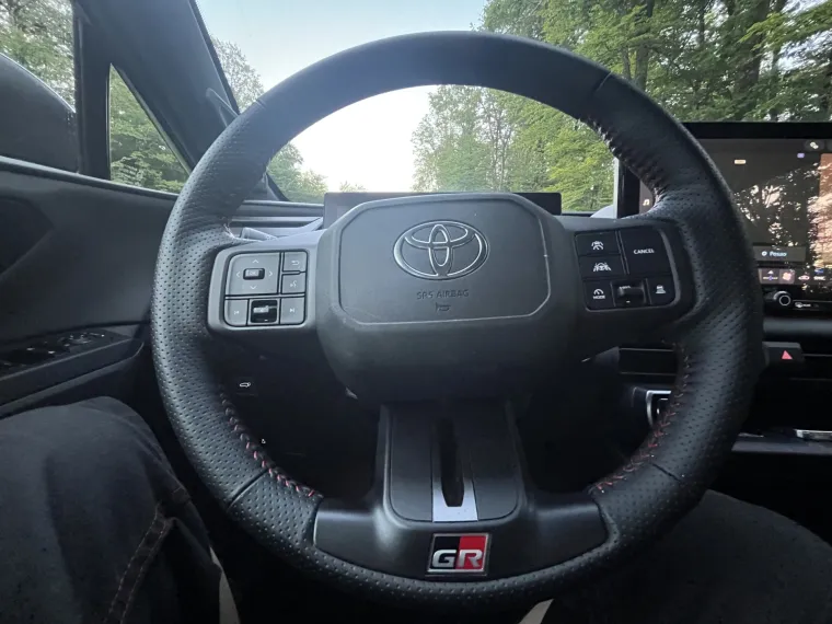 Vozili smo SUV koji bri&scaron;e granice: Obiteljski automobil ili moćna sportska zvijer?