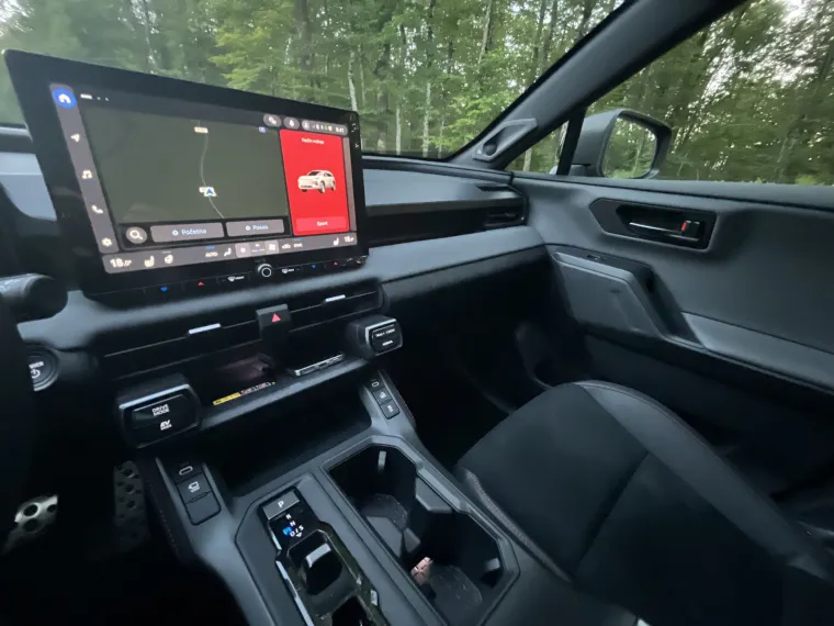 Vozili smo SUV koji bri&scaron;e granice: Obiteljski automobil ili moćna sportska zvijer?