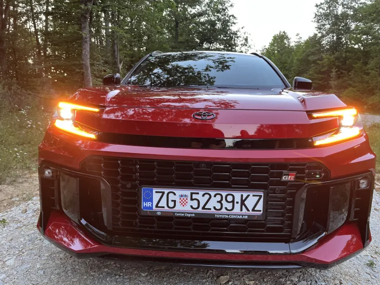 Vozili smo SUV koji bri&scaron;e granice: Obiteljski automobil ili moćna sportska zvijer?