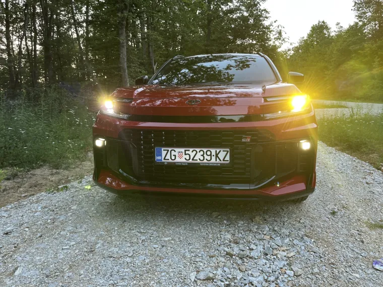 Vozili smo SUV koji bri&scaron;e granice: Obiteljski automobil ili moćna sportska zvijer?