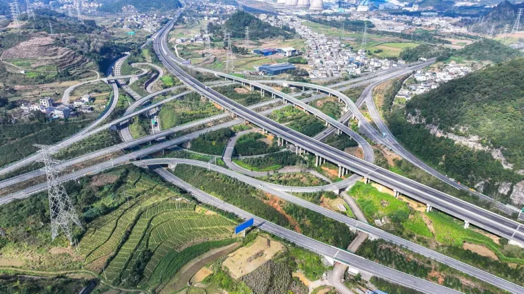 Ceste budućnosti ili osveta inženjera? Ovi zapetljanci zbunili bi i najiskusnije vozače
