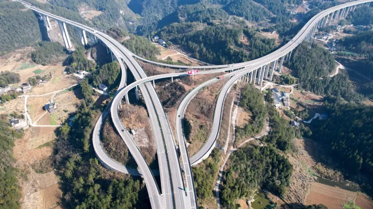 Ceste budućnosti ili osveta inženjera? Ovi zapetljanci zbunili bi i najiskusnije vozače