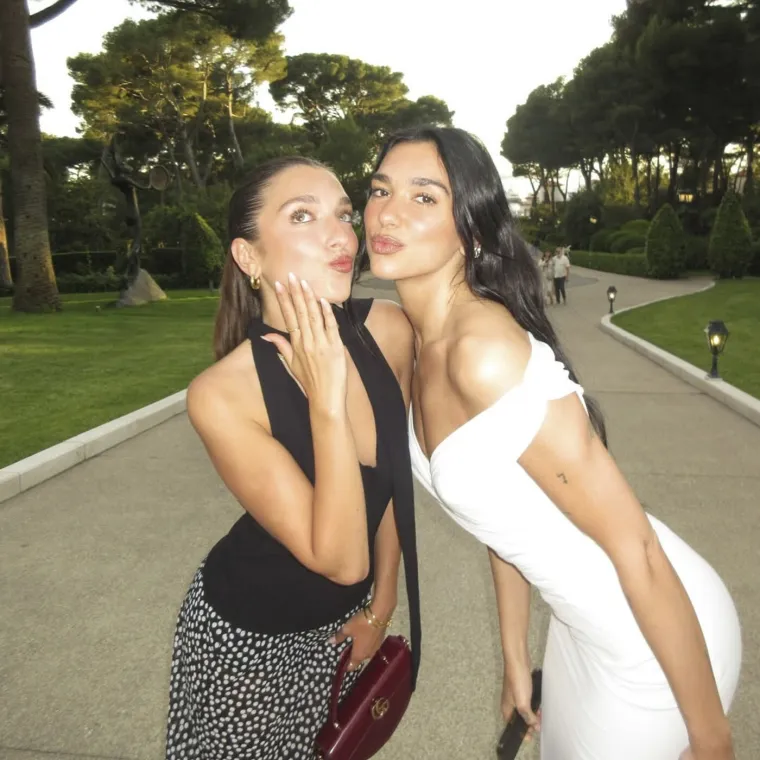 Jeste li znali da Dua Lipa ima sestru manekenku? Zanosna je ljepotica jedinstvenih očiju