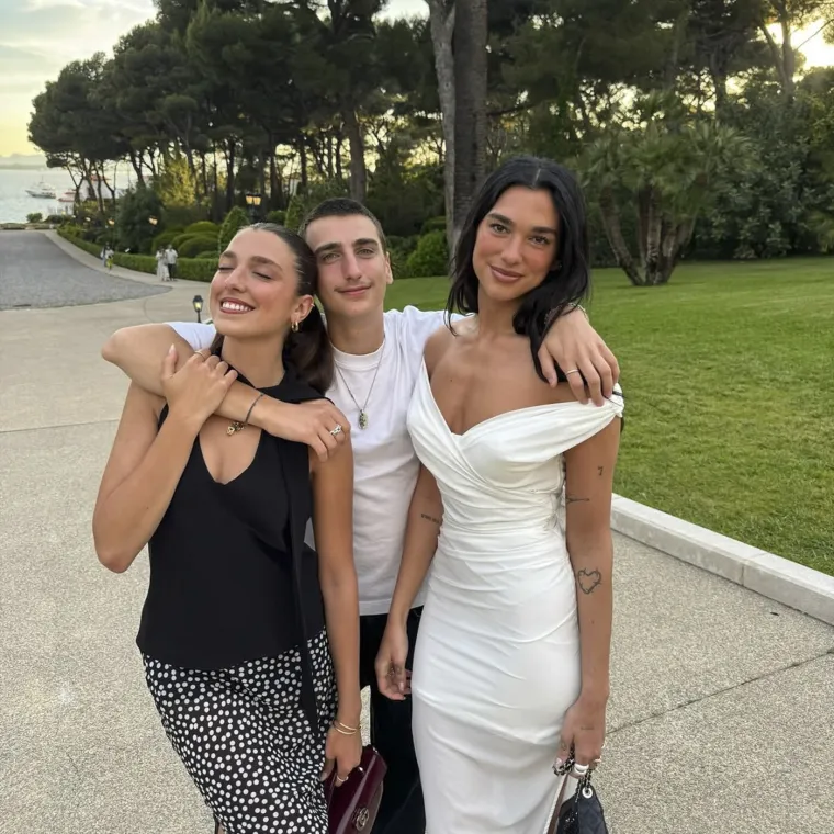 Jeste li znali da Dua Lipa ima sestru manekenku? Zanosna je ljepotica jedinstvenih očiju