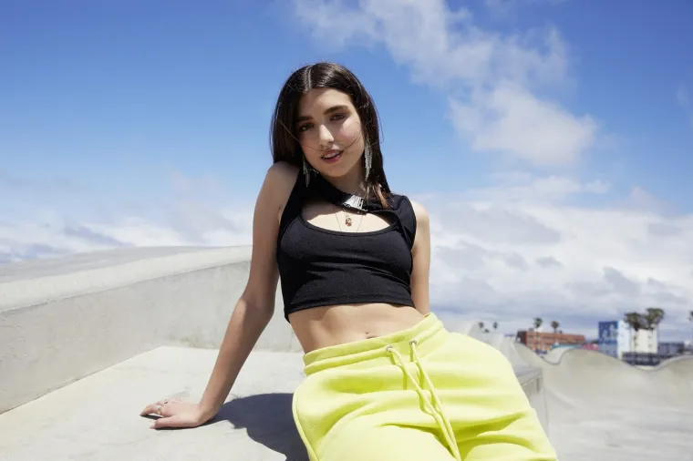 Jeste li znali da Dua Lipa ima sestru manekenku? Zanosna je ljepotica jedinstvenih očiju