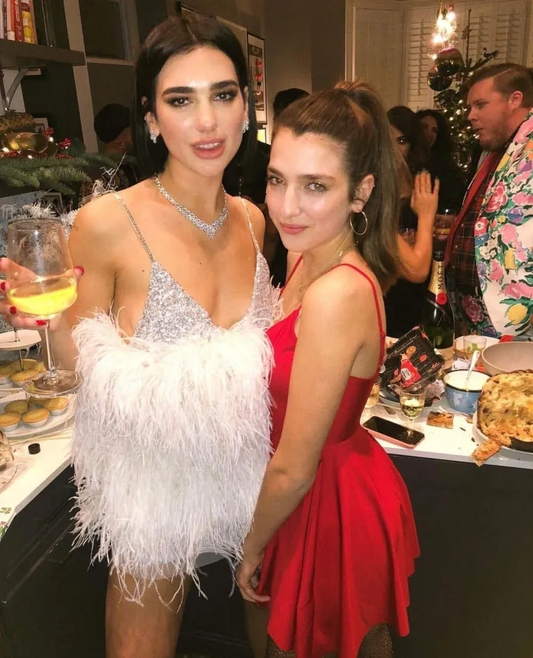 Jeste li znali da Dua Lipa ima sestru manekenku? Zanosna je ljepotica jedinstvenih očiju