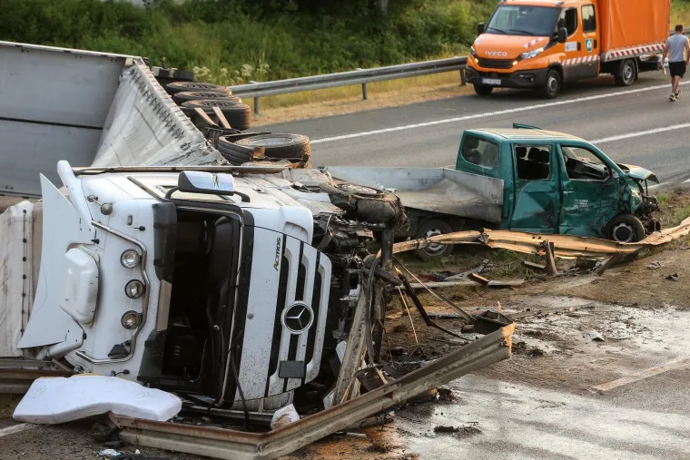 Kr&scaron; i lom na A3: &Scaron;leper probio za&scaron;titnu ogradu i blokirao oba smjera, vozi se zaustavnim trakom