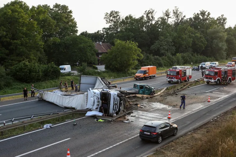 Kr&scaron; i lom na A3: &Scaron;leper probio za&scaron;titnu ogradu i blokirao oba smjera, vozi se zaustavnim trakom