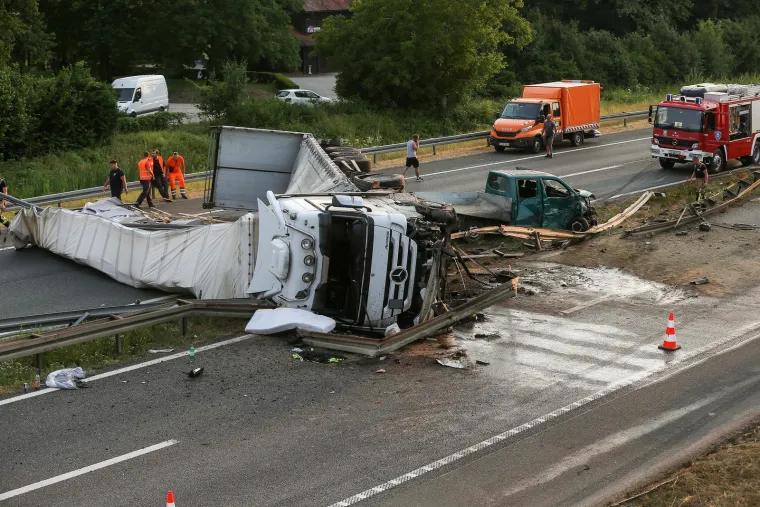 Kr&scaron; i lom na A3: &Scaron;leper probio za&scaron;titnu ogradu i blokirao oba smjera, vozi se zaustavnim trakom
