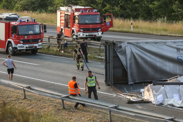Kr&scaron; i lom na A3: &Scaron;leper probio za&scaron;titnu ogradu i blokirao oba smjera, vozi se zaustavnim trakom