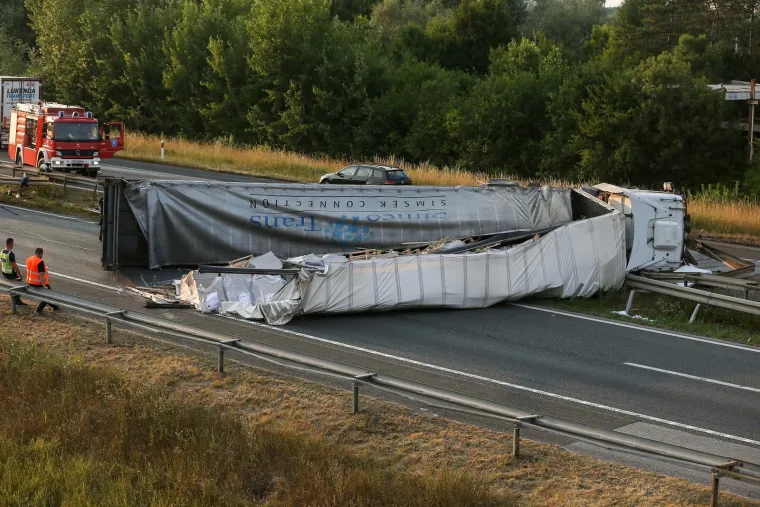 Kr&scaron; i lom na A3: &Scaron;leper probio za&scaron;titnu ogradu i blokirao oba smjera, vozi se zaustavnim trakom