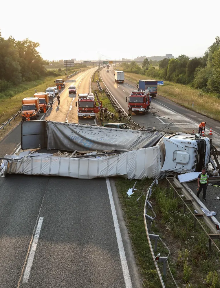 Kr&scaron; i lom na A3: &Scaron;leper probio za&scaron;titnu ogradu i blokirao oba smjera, vozi se zaustavnim trakom