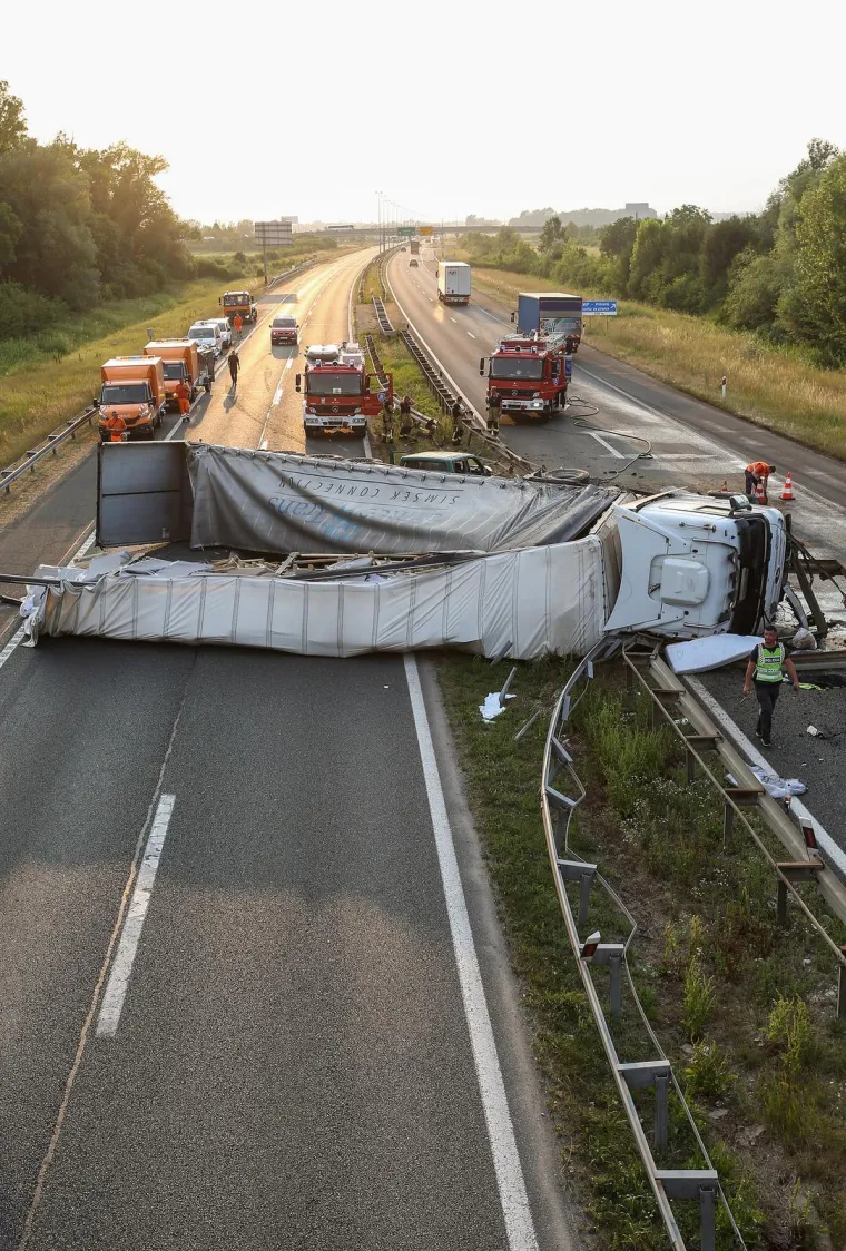 Kr&scaron; i lom na A3: &Scaron;leper probio za&scaron;titnu ogradu i blokirao oba smjera, vozi se zaustavnim trakom