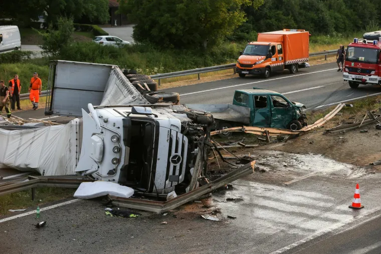 Kr&scaron; i lom na A3: &Scaron;leper probio za&scaron;titnu ogradu i blokirao oba smjera, vozi se zaustavnim trakom