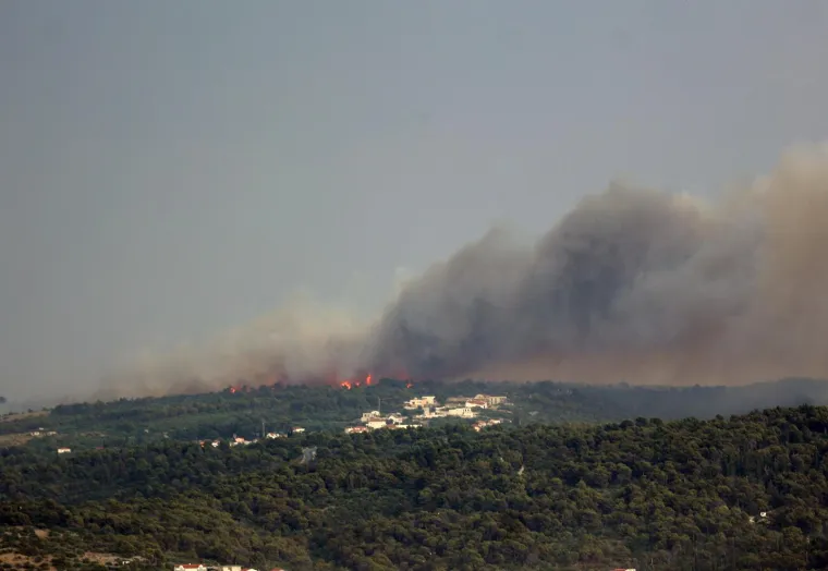 Buktinja na Čiovu nakon udara groma: Pogledajte prizore, &scaron;ire se oblaci dima