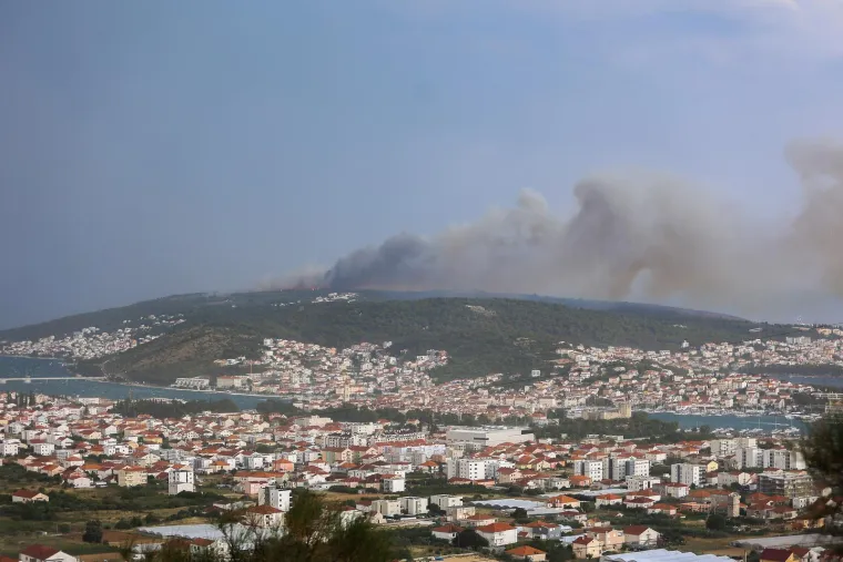 Buktinja na Čiovu nakon udara groma: Pogledajte prizore, &scaron;ire se oblaci dima