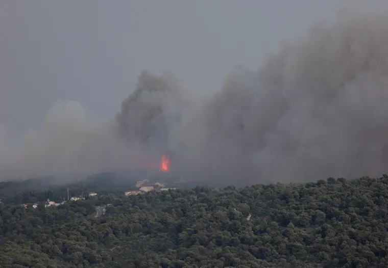 Buktinja na Čiovu nakon udara groma: Pogledajte prizore, &scaron;ire se oblaci dima