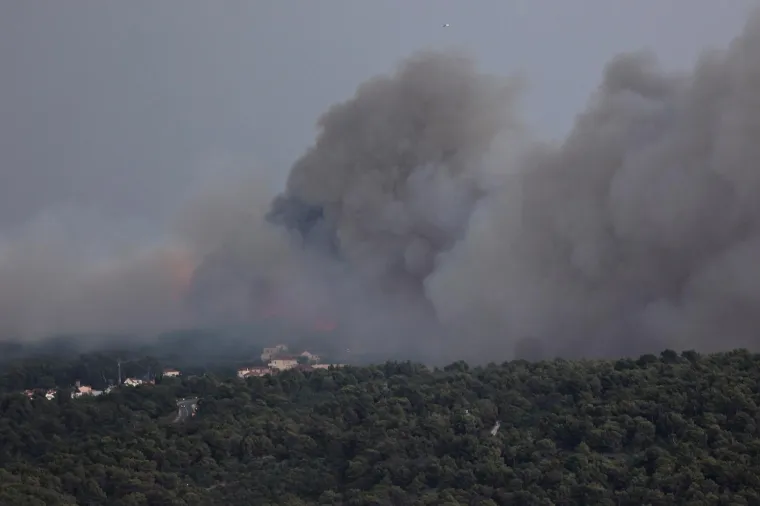 Buktinja na Čiovu nakon udara groma: Pogledajte prizore, &scaron;ire se oblaci dima