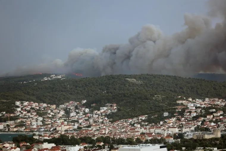 Buktinja na Čiovu nakon udara groma: Pogledajte prizore, &scaron;ire se oblaci dima