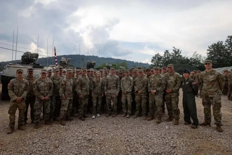 Američka veleposlanica u akciji: Pogledajte kako je dijelila obroke vojnicima kod Slunja