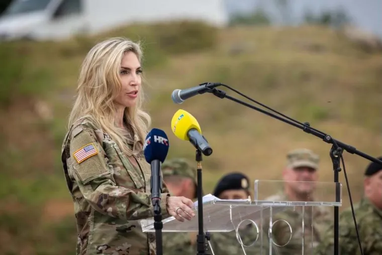 Američka veleposlanica u akciji: Pogledajte kako je dijelila obroke vojnicima kod Slunja