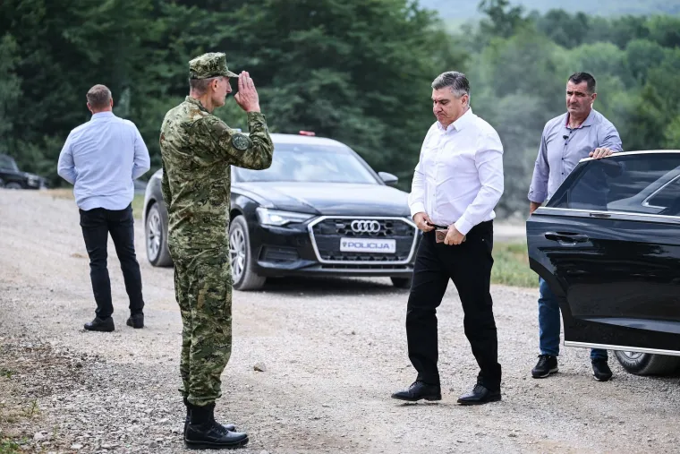 Hrvatska vojska pokazala mi&scaron;iće: Milanović pratio napetu akciju iz prvih redova