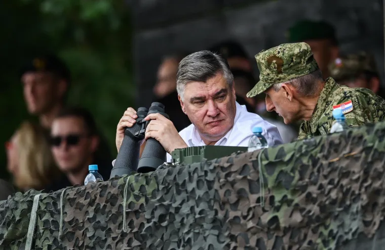 Hrvatska vojska pokazala mi&scaron;iće: Milanović pratio napetu akciju iz prvih redova