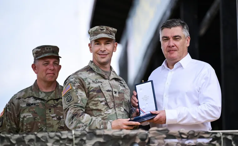Hrvatska vojska pokazala mi&scaron;iće: Milanović pratio napetu akciju iz prvih redova