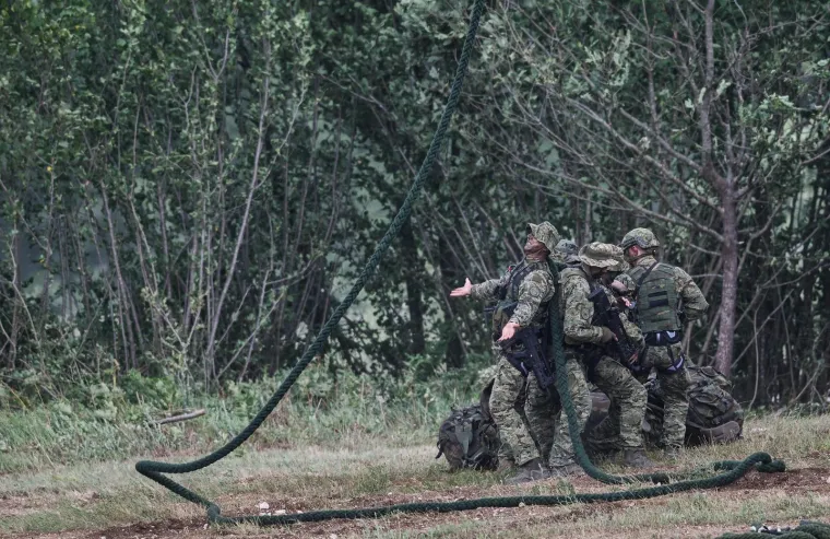 Hrvatska vojska pokazala mi&scaron;iće: Milanović pratio napetu akciju iz prvih redova