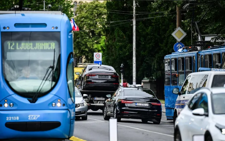 Pogledajte kako izgleda Plenkovićeva limuzina nakon sudara: &Scaron;lep služba ekspresno stigla