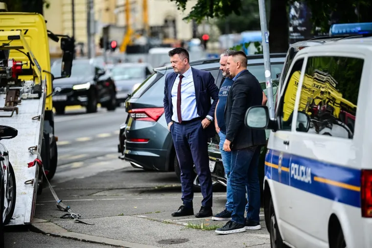 Pogledajte kako izgleda Plenkovićeva limuzina nakon sudara: &Scaron;lep služba ekspresno stigla