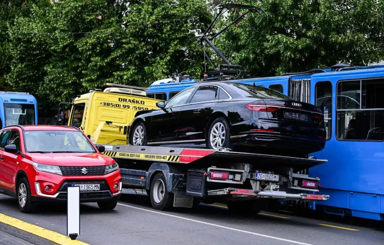 Pogledajte kako izgleda Plenkovićeva limuzina nakon sudara: &Scaron;lep služba ekspresno stigla