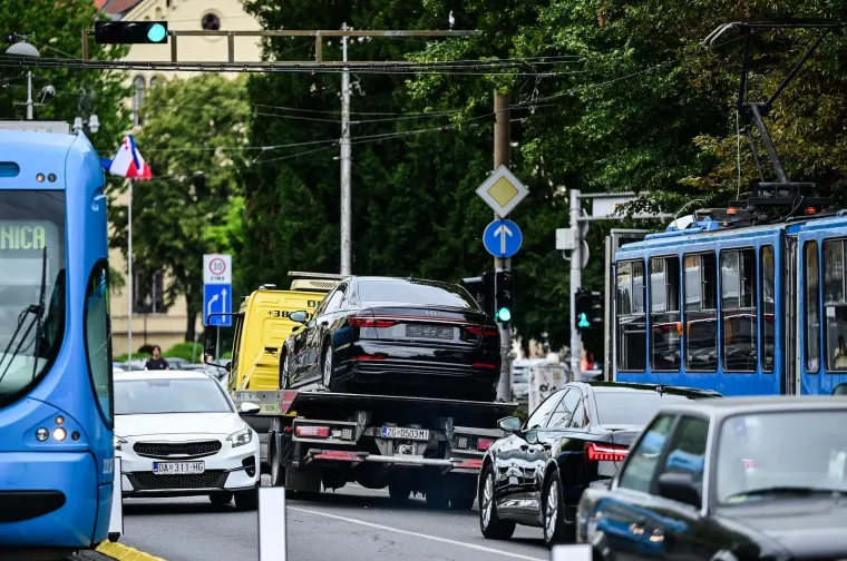 Pogledajte kako izgleda Plenkovićeva limuzina nakon sudara: &Scaron;lep služba ekspresno stigla