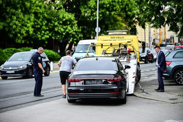 Pogledajte kako izgleda Plenkovićeva limuzina nakon sudara: &Scaron;lep služba ekspresno stigla