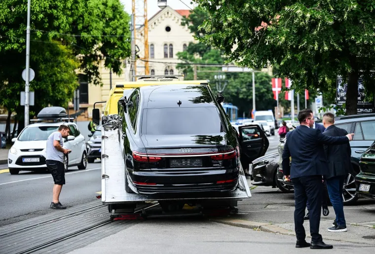 Pogledajte kako izgleda Plenkovićeva limuzina nakon sudara: &Scaron;lep služba ekspresno stigla