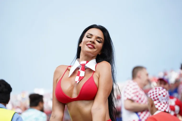 Lijepe Hrvatice dovele atmosferu do usijanja, a svi su gledali &scaron;to Ivana Knoll ima na sebi