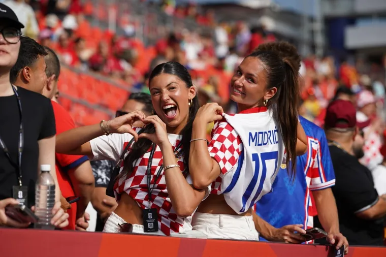 Lijepe Hrvatice dovele atmosferu do usijanja, a svi gledaju &scaron;to Ivana Knoll ima na sebi