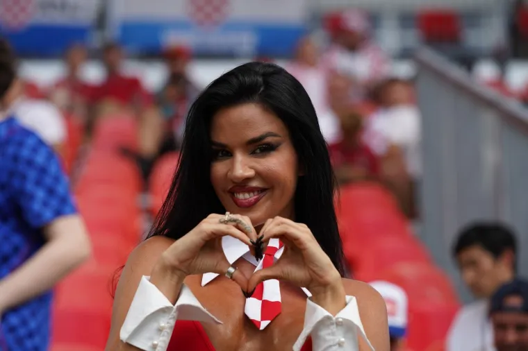 Lijepe Hrvatice dovele atmosferu do usijanja, a svi su gledali &scaron;to Ivana Knoll ima na sebi