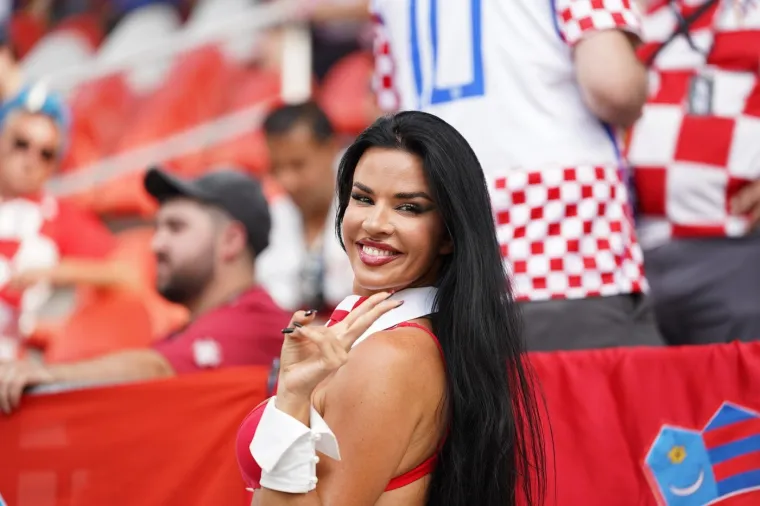 Lijepe Hrvatice dovele atmosferu do usijanja, a svi su gledali &scaron;to Ivana Knoll ima na sebi