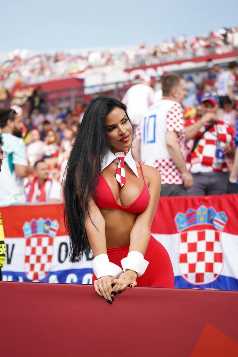 Lijepe Hrvatice dovele atmosferu do usijanja, a svi su gledali &scaron;to Ivana Knoll ima na sebi
