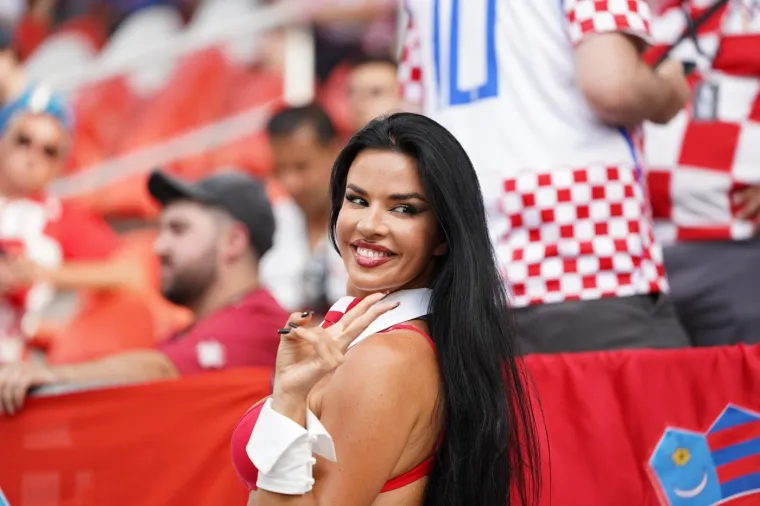 Lijepe Hrvatice dovele atmosferu do usijanja, a svi su gledali &scaron;to Ivana Knoll ima na sebi