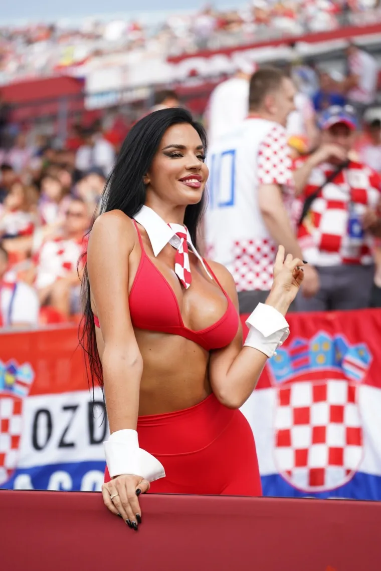 Lijepe Hrvatice dovele atmosferu do usijanja, a svi su gledali &scaron;to Ivana Knoll ima na sebi